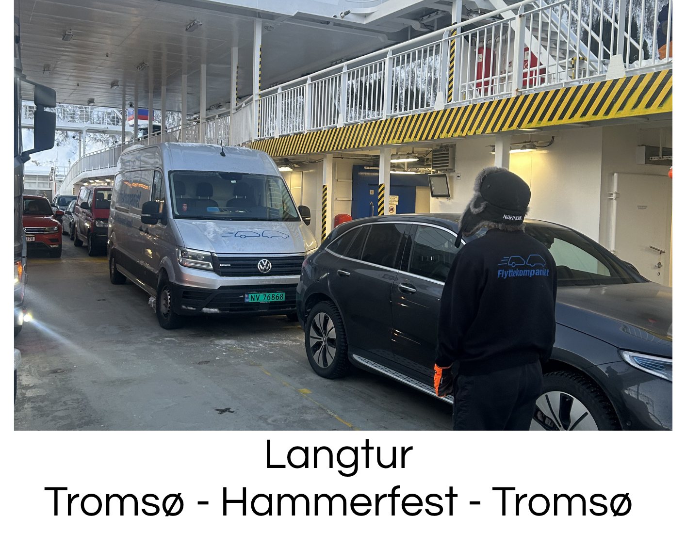 Flyttekompaniets bil på ferjedekk mellom Tromsø og Hammerfest